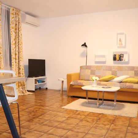 Apartments Zvezdica*** With Garden 잠브라티야 외부 사진