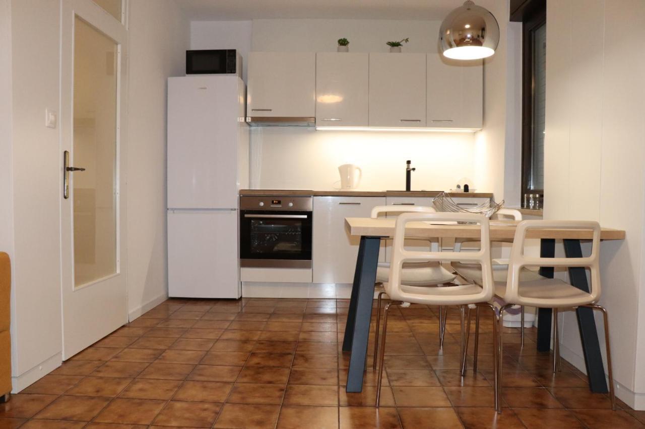 Apartments Zvezdica*** With Garden 잠브라티야 외부 사진