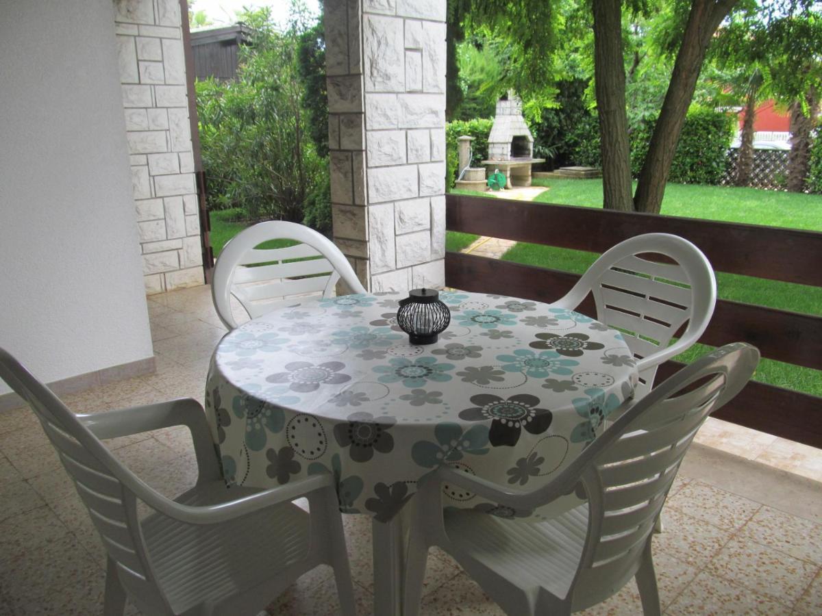 Apartments Zvezdica*** With Garden 잠브라티야 외부 사진