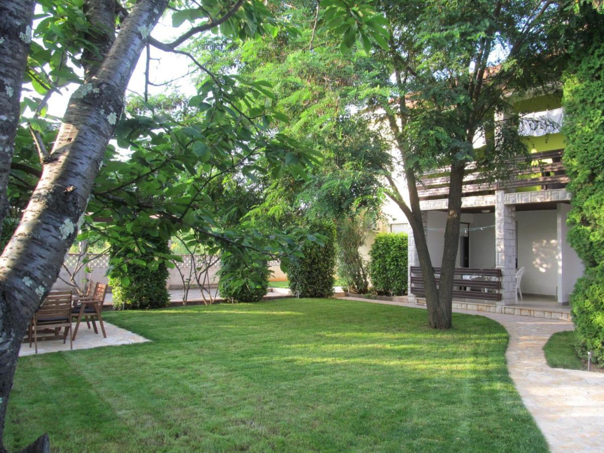 Apartments Zvezdica*** With Garden 잠브라티야 외부 사진
