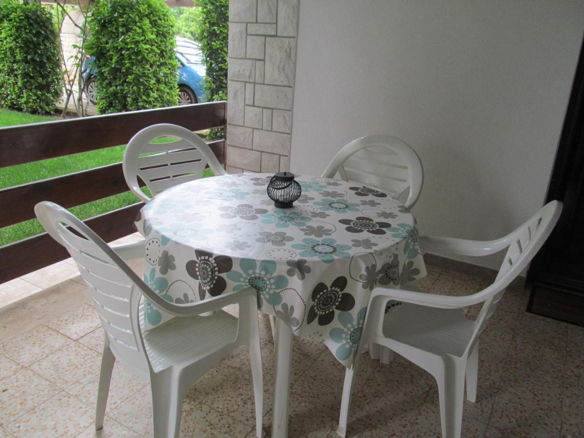 Apartments Zvezdica*** With Garden 잠브라티야 외부 사진